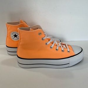 New Woman's Converse High Top Platform Canvas Sneakers. Size 9